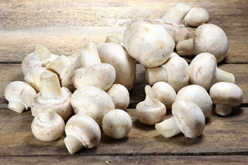 frische Champignons auf rustikalem Holzhintergrund