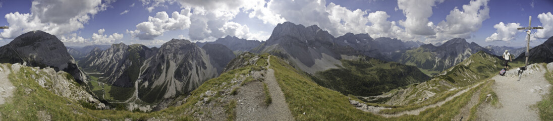 Fototapeta na wymiar Panorama vom Hahnkampl Gipfelkreuz im Karwendelgebirge