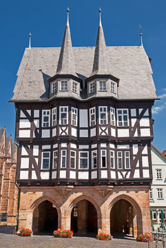 Das bekannte Fachwerk-Rathaus von Alsfeld in Hessen