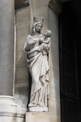 Obraz premium Vierge et l'enfant, statue de l'église d'Auteuil à Paris 