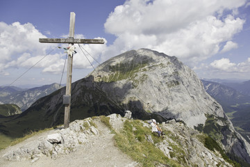 Fototapeta na wymiar Wandern im Karwendel zum Hahnkampl Gipfelkreuz