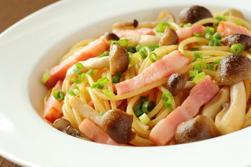 キノコとベーコンの和風パスタ