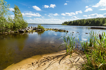 летний пейзаж с пляжем и озером солнечным днем © 7ynp100