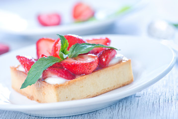 cake with fresh strawberry