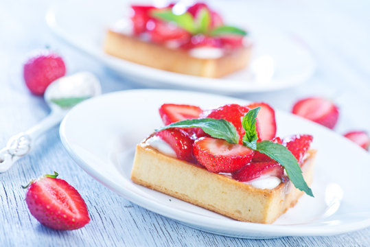cake with fresh strawberry