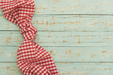 Tisch Tuch Decke Karo Rot-Weiß auf Holz Hintergrund 