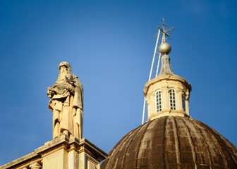 Fototapeta na wymiar Figur mit Jesus auf der Kathedrale von Dubrovnik