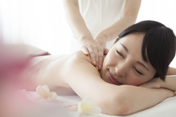 Obraz na płótnie Canvas Women receiving comfortably the oil massage