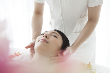 Obraz na płótnie Canvas Women receiving comfortably neck massage