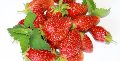 Ягоды клубники на белом фоне