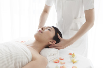 Fototapeta na wymiar Women receiving head massage
