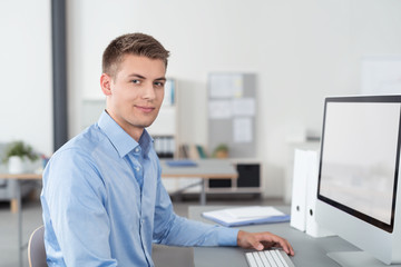 erfolgreicher geschäftsmann arbeitet am pc