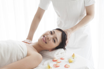 Obraz na płótnie Canvas Beautiful Asian woman receiving a massage