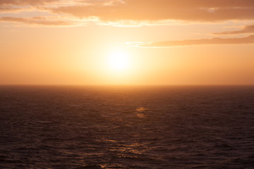 Fototapeta na wymiar Sun set at sea