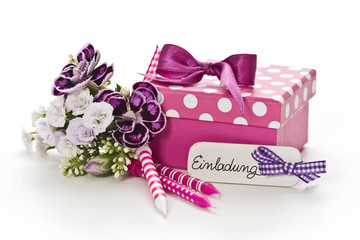 Geschenk mit Kerzen und Blumen auf wei&szlig;em Hintergrund