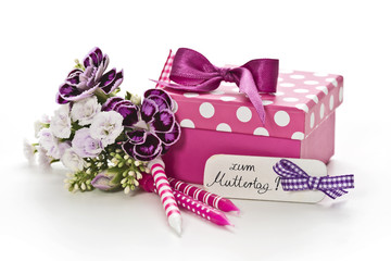 Geschenk mit Kerzen und Blumen auf wei&szlig;em Hintergrund