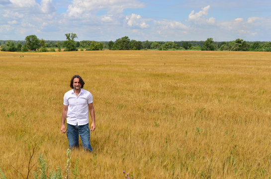 man stands on the rye field