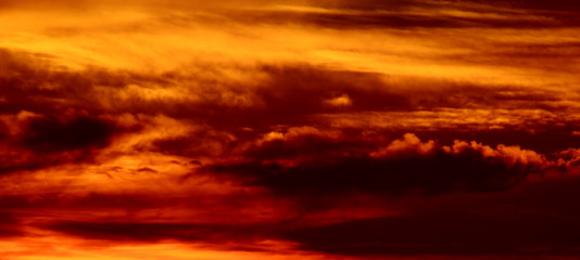 Cielo nuvoloso al tramonto