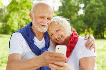 Senioren machen Selfie mit Smartphone