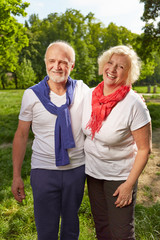 Glückliches Paar Senioren in der Natur