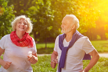 Paar Senioren beim Laufen im Park