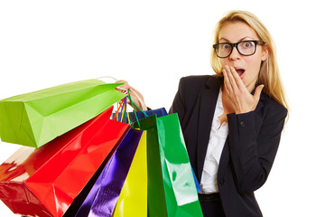 Frau beim Shopping staunt über Rabatt