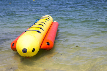 Bateau banane gonflable sur la mer
