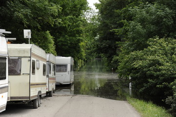 Hochwasser auf einem Campingplatz am Rhein
