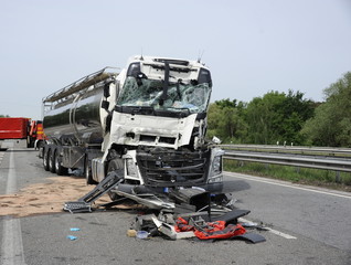 Schwere Unfälle auf Autobahn und Bundesstraße - 88614536