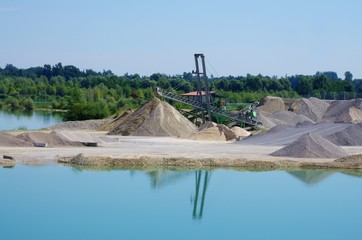 Kiesgrube mit Baggersee