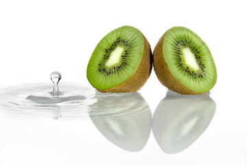 Naklejka na ściany i meble Kiwi with water drop