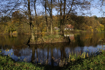 Fototapeta na wymiar Teich in der Nähe der Externsteine