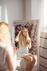Naklejka premium Young woman hair in front of the mirror