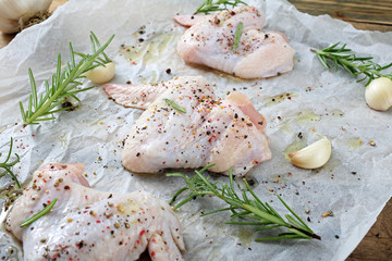 carne cruda ali di pollo pronte da cucinare