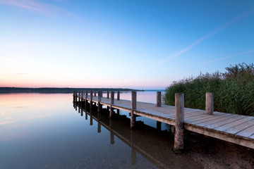 langer Weg in den See