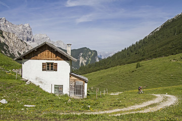 Fototapeta na wymiar Mountainbiken im Karwendel