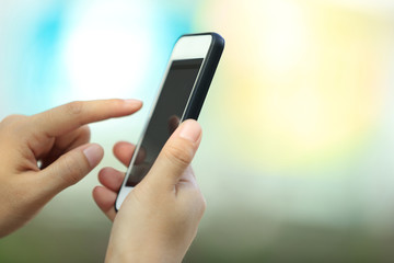 hand use skateboarder use smart phone in city