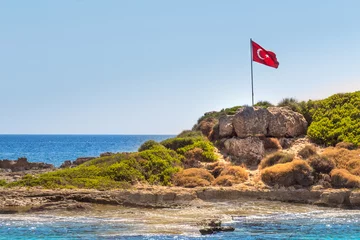 Foto op Plexiglas türkei, insel mit fahne, flagge, turkey © goldpix