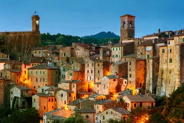 Fotobehang Sorano - tufsteenstad in Toscane. Italië © Kavita