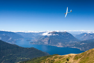 volo con aliante sopra il Lago di Como (IT) - obrazy, fototapety, plakaty