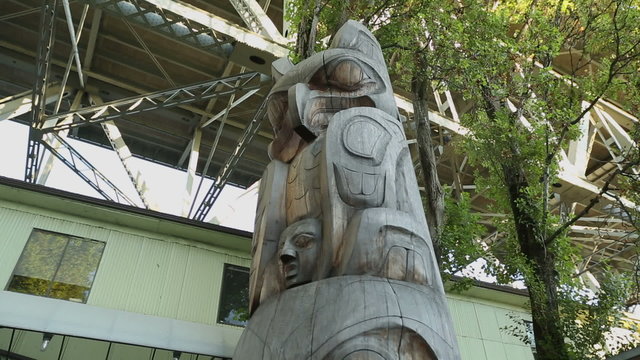 Granville Island, Vancouver Totem Pole dolly shot