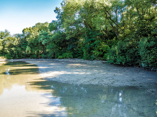 Schlieren auf dem Wasser