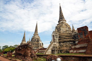 Fototapeta na wymiar Wat Phra Si Sanphet is located in The Ayutthaya Historical Park, Thailand
