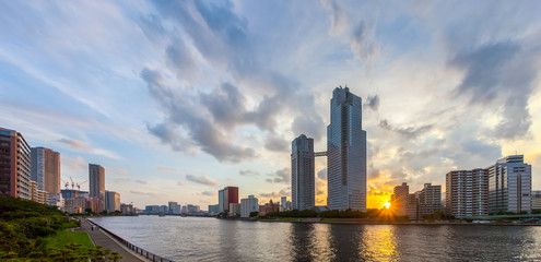Obraz premium Panorama view of waterfront Tokyo city at twilight