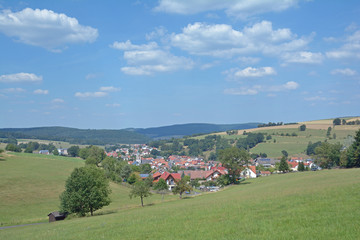 Obraz premium Blick auf den Urlaubsort Oberndorf im Jossgrund,Spessart,Hessen,Deutschland