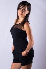 Bella Ragazza modella su sfondo grigio