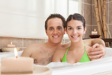 Obraz premium Happy couple relaxed in the tub
