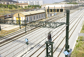 Vías y trenes en los talleres de La Maquinista en Barcelona