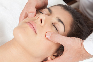 Obraz na płótnie Canvas Woman gets a massage on her head
