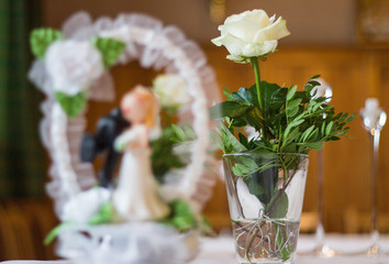 Tortenschmuck und weiße Rosen zur Dekoration für Hochzeit 